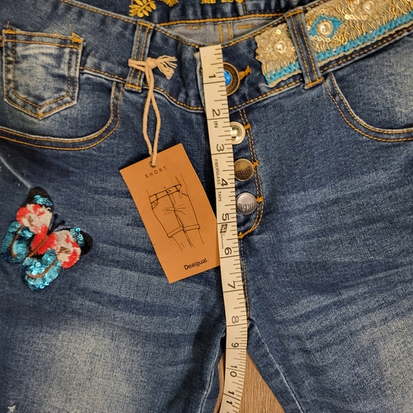 Desigual Magalie  Denim Shorts With sequins and embroidery Size 28 US - Picture 15 of 16